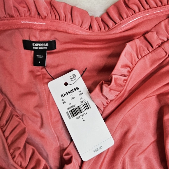 Express Body Contour Compression Off The Shoulder Ruched Tee - Picture 5 of 6